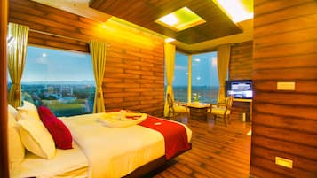 Royal Suite | Minibar, in-room safe, desk, blackout drapes