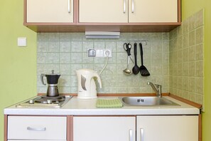 Kühlschrank, Herdplatte, Wasserkocher mit Kaffee-/Teezubehör