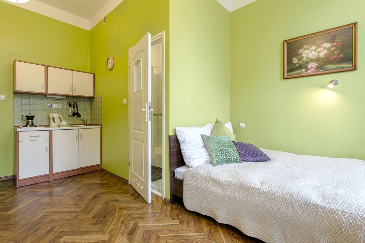 Studio, Kitchenette | Desk, iron/ironing board, WiFi (free)
