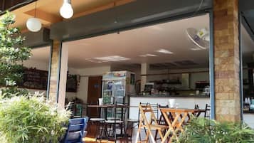 ์์นจ ์์ฌ, ์ ์ฌ ์์ฌ, ์ ๋
์์ฌ ์ ๊ณต, ์ธ๊ณ ์๋ฆฌ