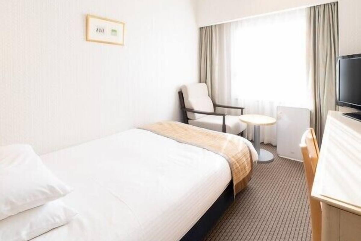In-room safe, desk, WiFi (free)