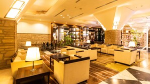 A hotel lobby with seating areas, a reception desk, and a bar. - Hotel Terrace The Square Hitachi (Hitachi)