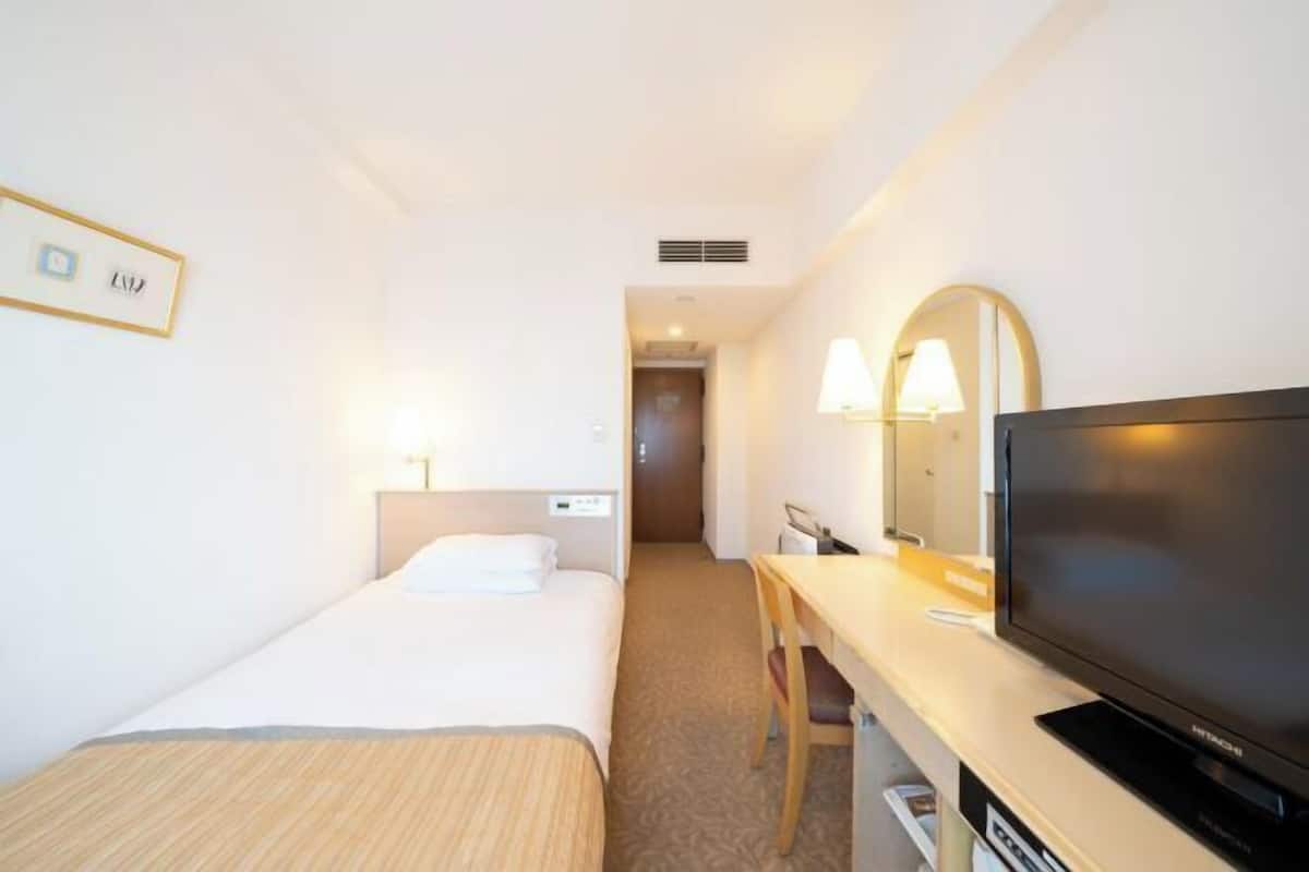 In-room safe, desk, free WiFi