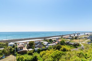 A coastal residential area with houses, a bridge, and a beach. - Hotel Terrace The Square Hitachi (Hitachi)
