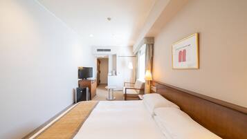 In-room safe, desk, free WiFi