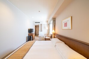 In-room safe, desk, free WiFi