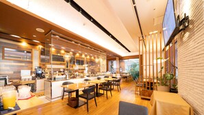 A modern restaurant with a bar area, wooden flooring, and a large TV screen. - Hotel Terrace The Square Hitachi (Hitachi)