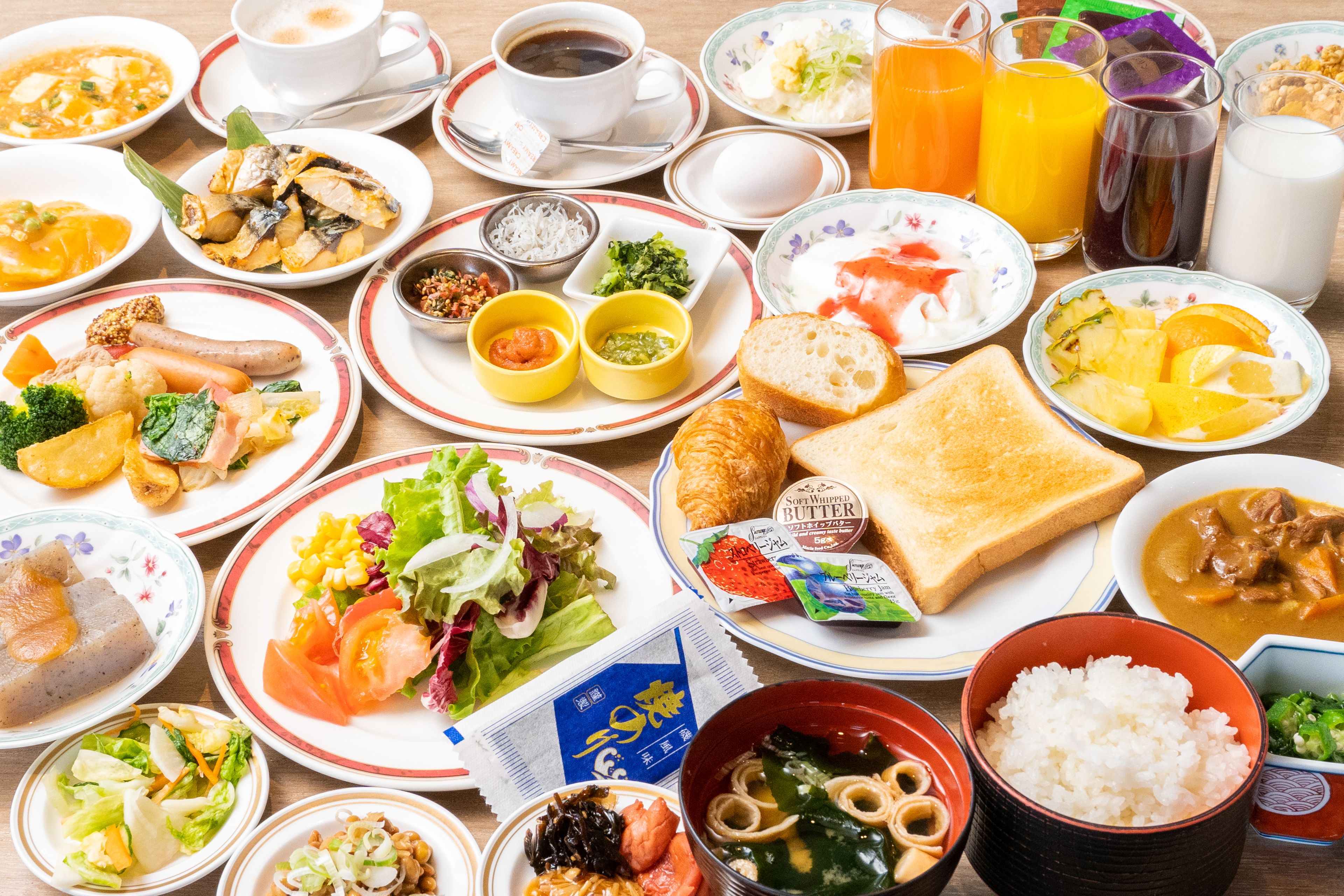 每日供应自助式早餐（每人 JPY 2000）