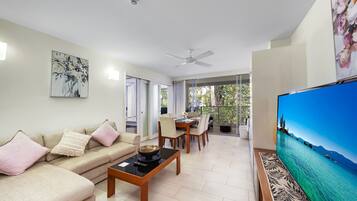 2 Queen Studio Suite | Living area | Flat-screen TV