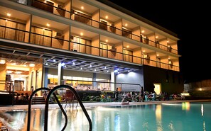 Alberca al aire libre y camas balinesas gratuitas 