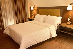 Habitación Deluxe, vista a la montaña | Minibar, caja de seguridad en la habitación y escritorio 