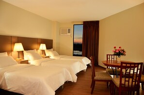 Family Room, Mountain View | Minibar, caja fuerte, escritorio y cortinas opacas