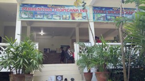 La entrada del Perhentian Tropicana Inn, con un letrero publicitando electricidad y Wi-Fi las 24 horas.