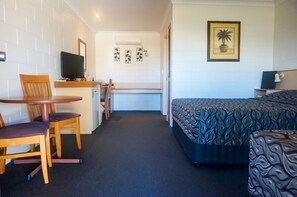 Een minibar, een bureau, een laptopwerkplek, een strijkplank/strijkijzer