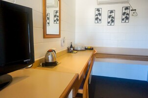 Minibar, escritorio, espacio para trabajar con un portátil