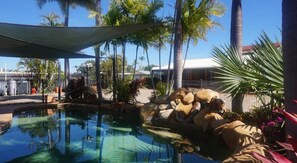 Outdoor pool - Country Ayr Motel (Ayr)