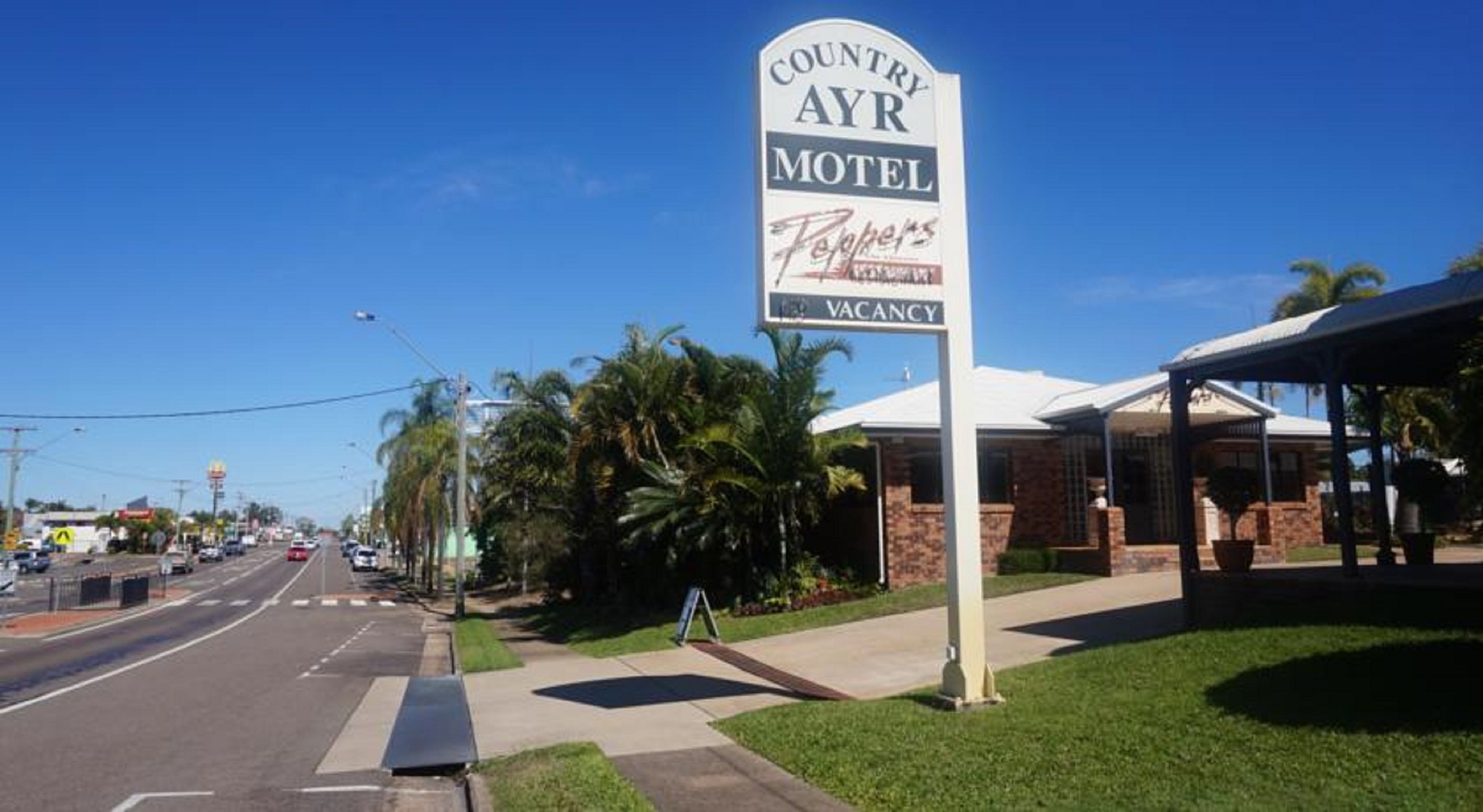 Schild des Country Ayr Motel mit einer Zimmer frei-Hinweis.