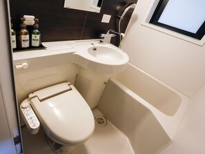 Combined shower/tub, deep soaking tub, free toiletries, towels - HOTEL LiVEMAX Higashi Ginza (Tokyo)