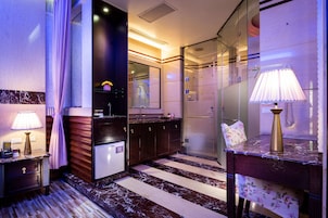 雅典娜 | 浴室 | 免費盥洗用品、吹風機、拖鞋、毛巾