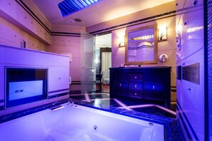 Caesar | Bathroom | Free toiletries, hair dryer, slippers, towels - King & Princess Motel - Jian Kang (Tainan)