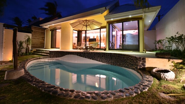 A modern house with a swimming pool, outdoor seating, and a large patio area. - Kenting Calla Lily Villa (Hengchun)