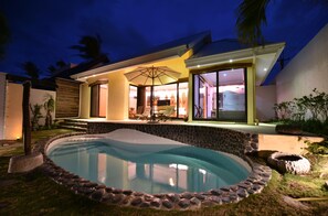 A modern house with a swimming pool, outdoor seating, and a large patio area. - Kenting Calla Lily Villa (Hengchun)