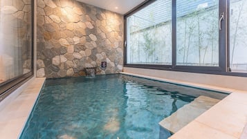 Pool villa B | Premium-sengetรธj, dundyner, senge med madrasser af memory foam