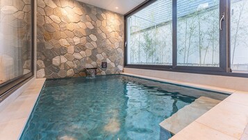 Pool villa B | 고급 침구, 오리/거위털 이불, 메모리폼 침대, 각각 다른 스타일의 인테리어