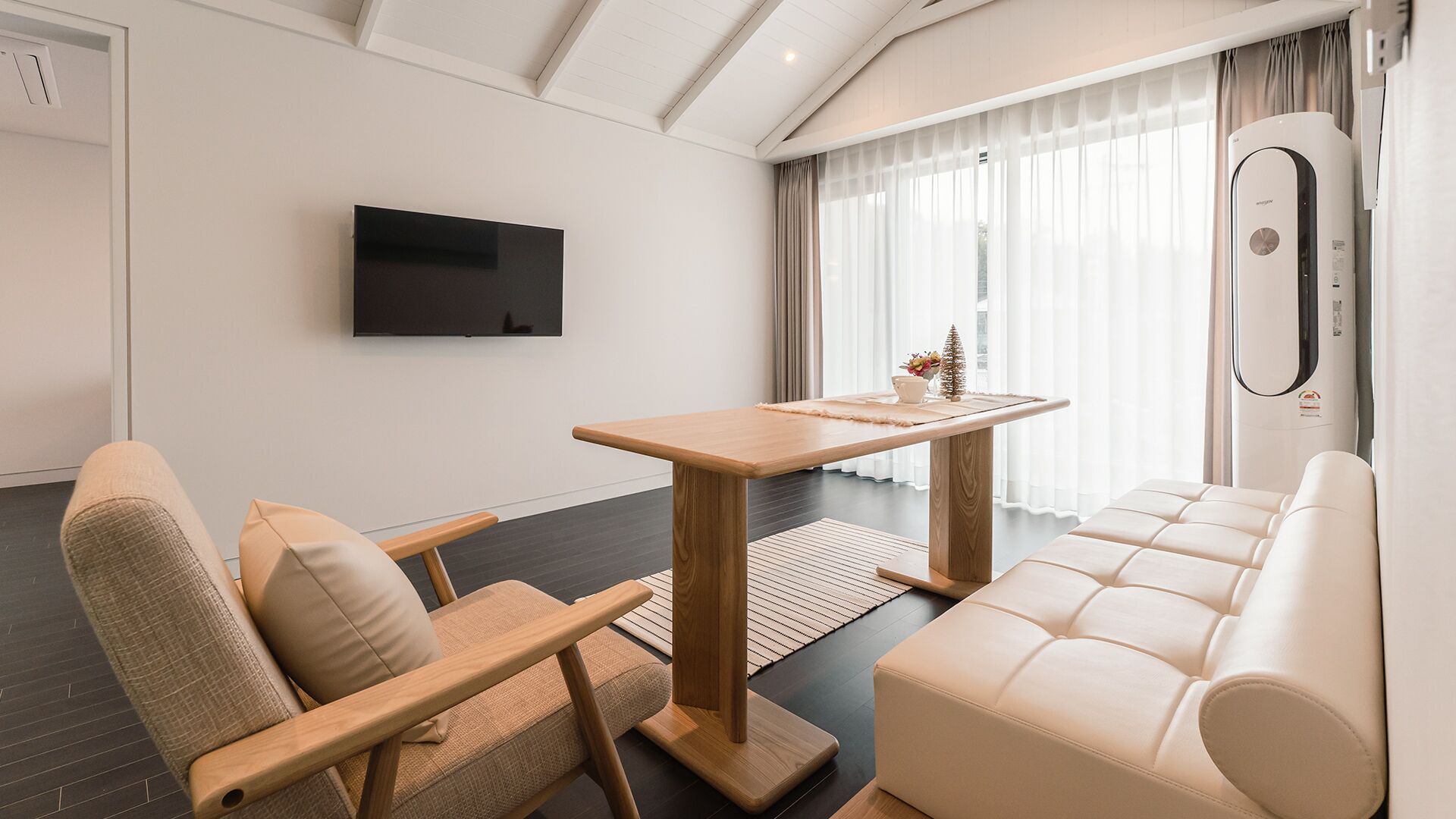 Premium suite | Woonruimte | Een 42-inch ledtelevisie met kabelzenders, televisie en betaalfilms