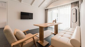 Suite 201 | 起居區 | 42-吋LED 液晶電視、有線頻道、電視、付費電影