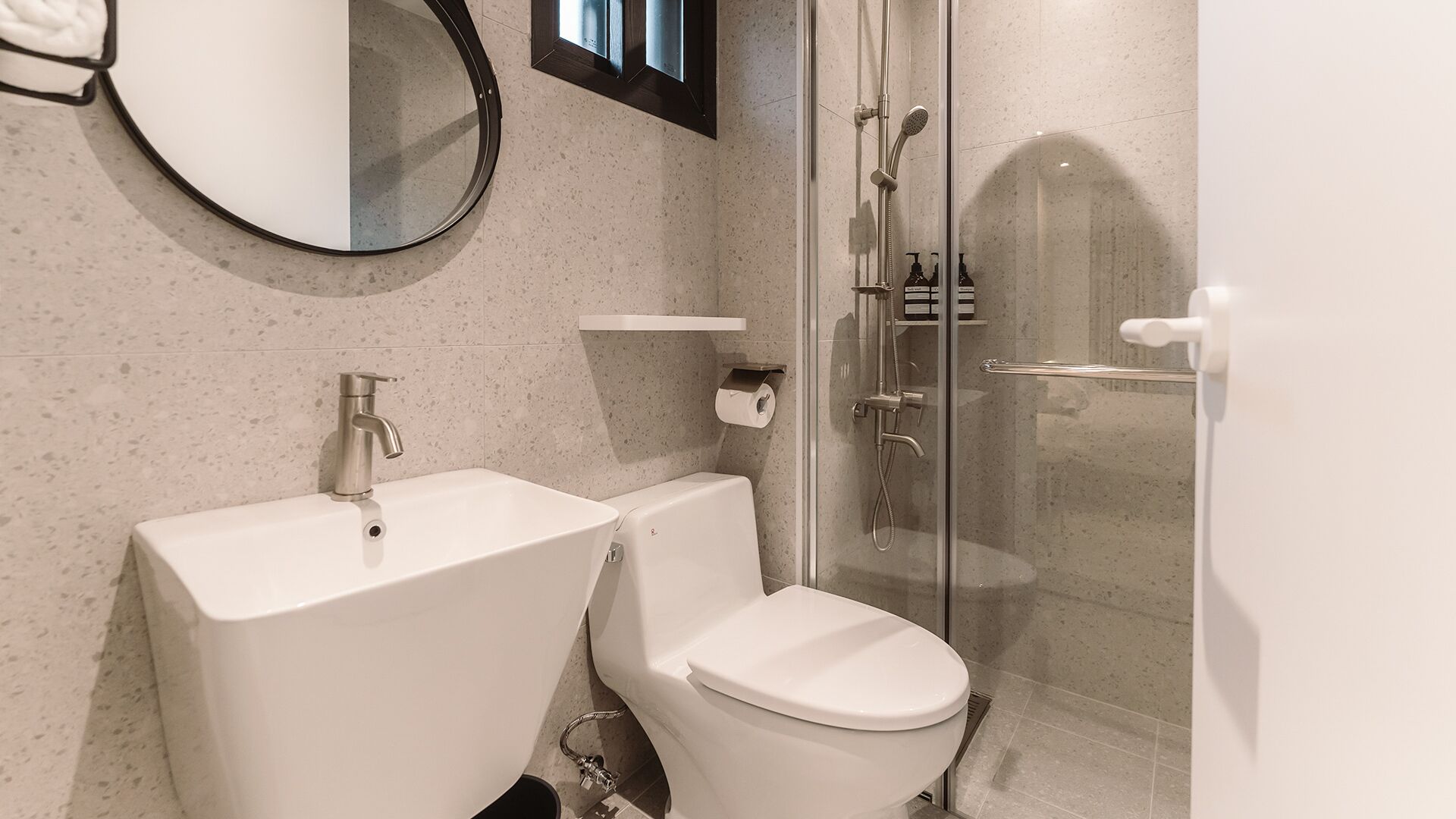 Ein Badezimmer mit Waschbecken, Toilette und Duschkabine.
