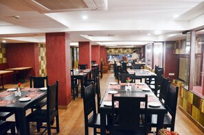 Breakfast, lunch, dinner served; international cuisine