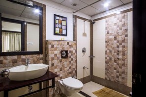 Phòng Executive | Phòng tắm | Buồng tắm vòi sen, đồ dùng nhà tắm miễn phí, khăn tắm