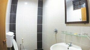 A bathroom with a toilet, sink, and shower. - Perhentian Tivoli Inn (Pulau Perhentian Kecil)