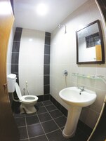 Pancuran mandi, tuala disediakan 