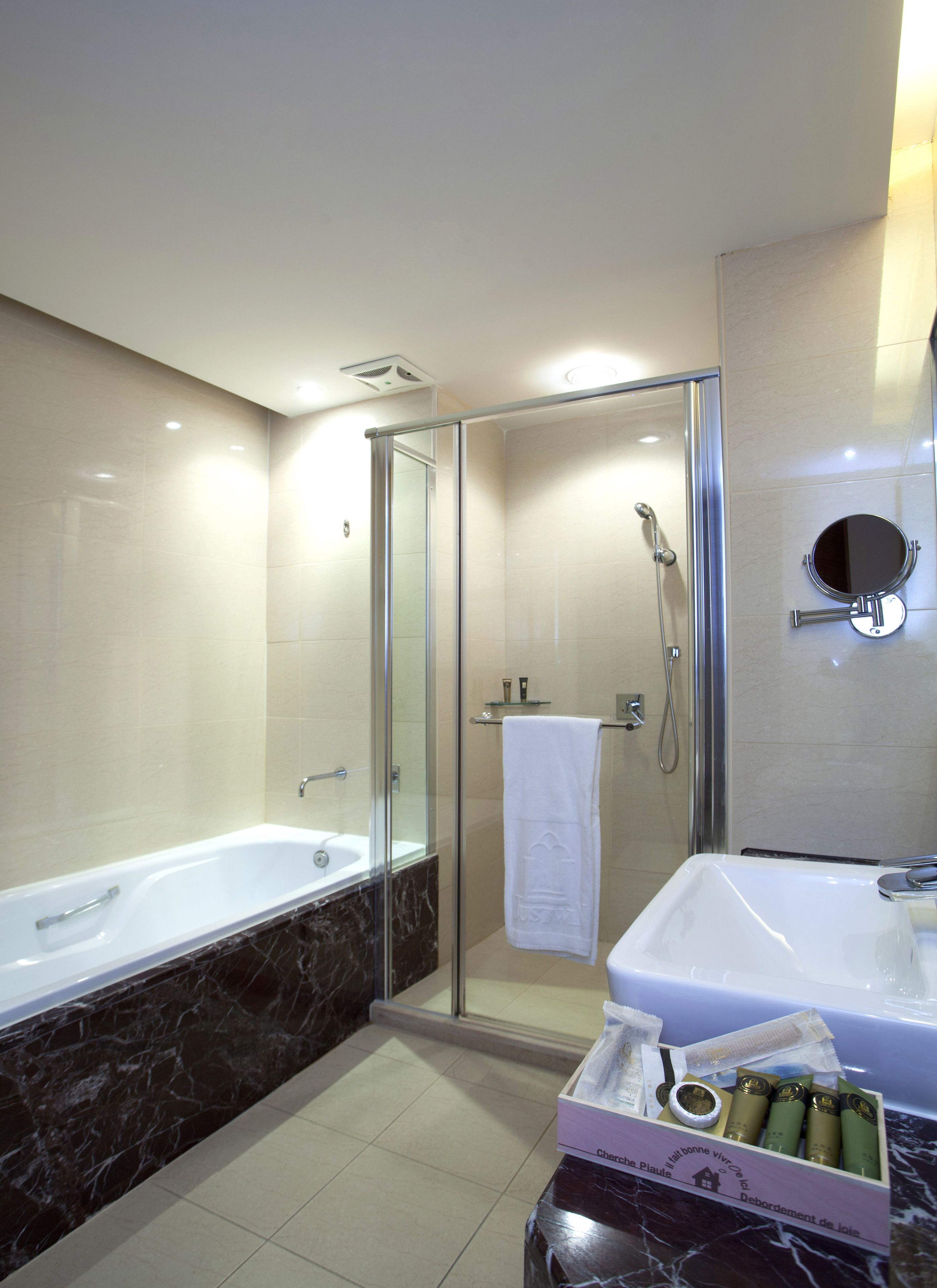 Artículos de tocador gratuitos, secador de pelo, pantuflas, toallas