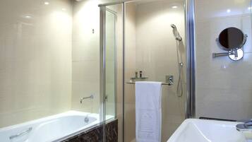 Business Twin kamer | Badkamer | Gratis toiletartikelen, een haardroger, pantoffels, handdoeken