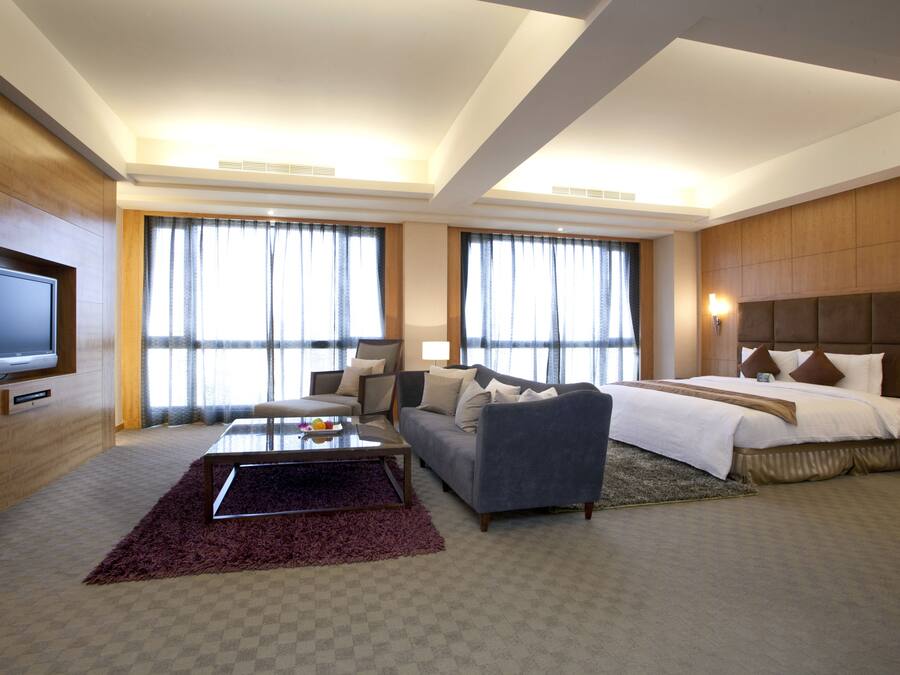 Executive Suite | In-room safe, desk, blackout drapes, iron/ironing board