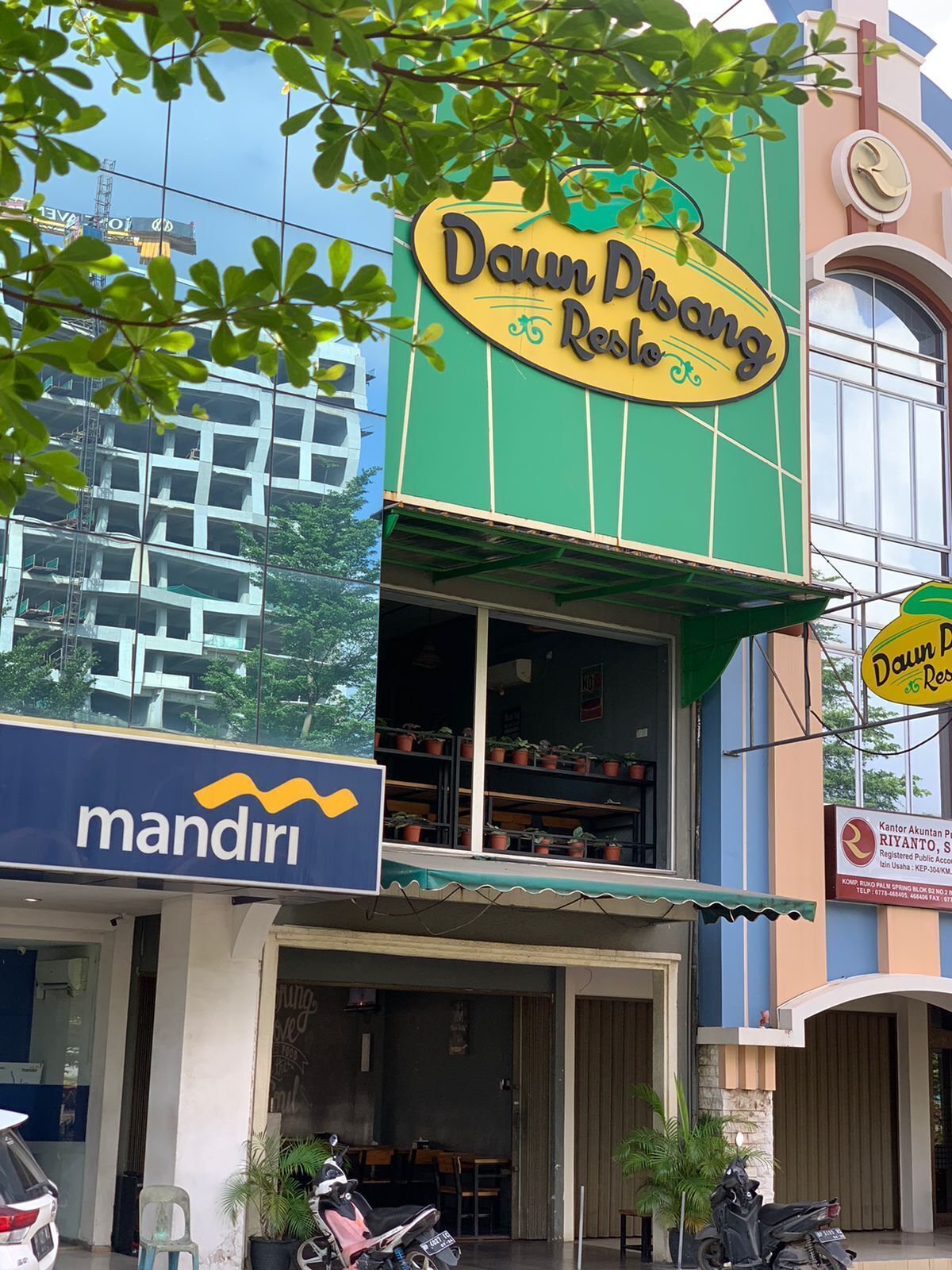 Un restaurant appelé « Dawn Dibang Rest. », avec une enseigne au-dessus de l’entrée.