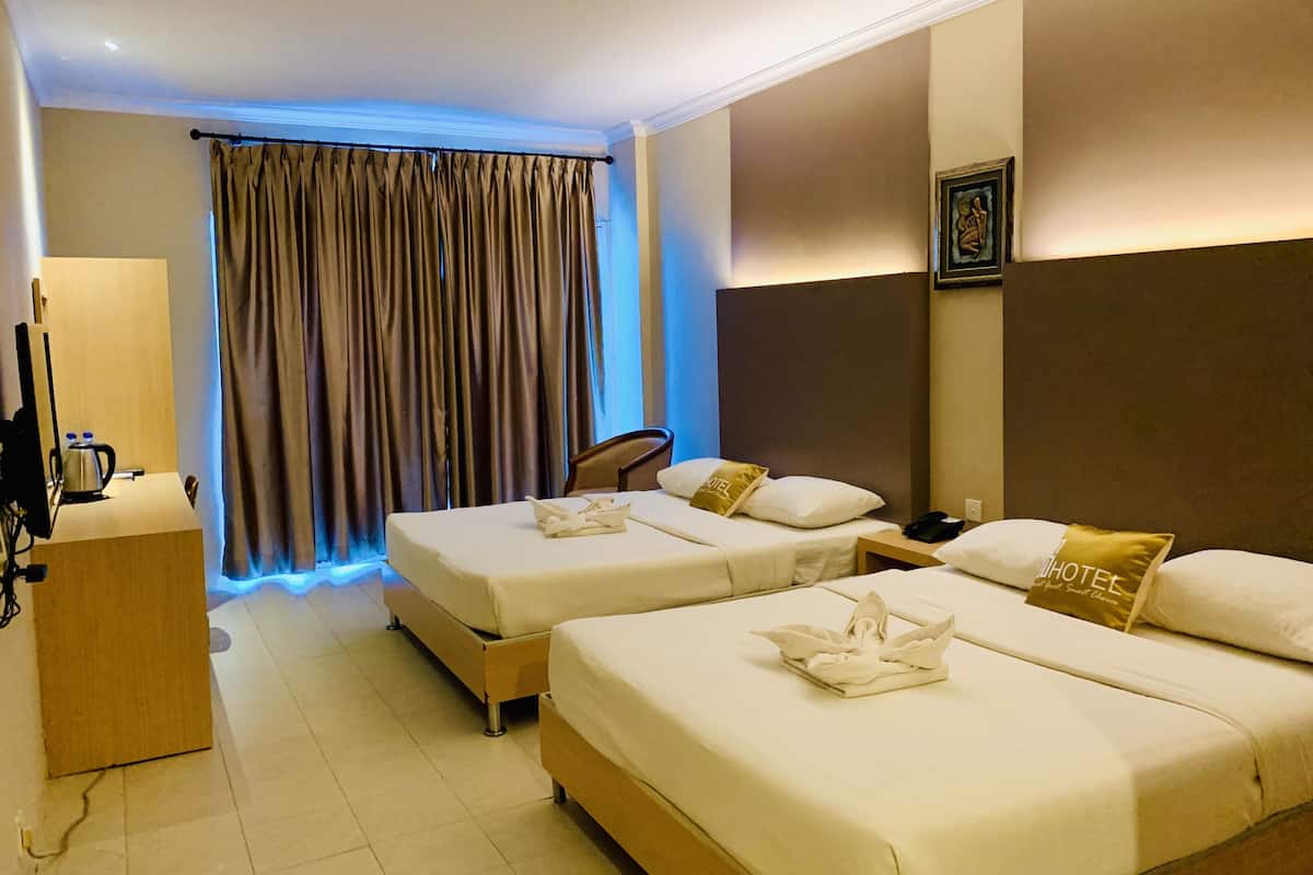 1 bedroom, desk, blackout drapes, soundproofing