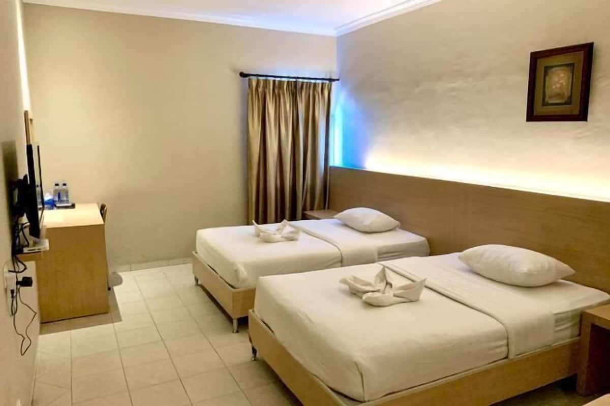 1 bedroom, desk, blackout drapes, soundproofing