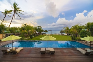 12 indoor pools, outdoor pool - d’Nusa Beach Club and Resort (Lembongan Island)