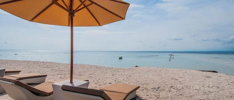 Beach nearby, white sand, kayaking