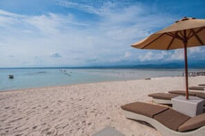 靠近海滩、白沙、划皮艇