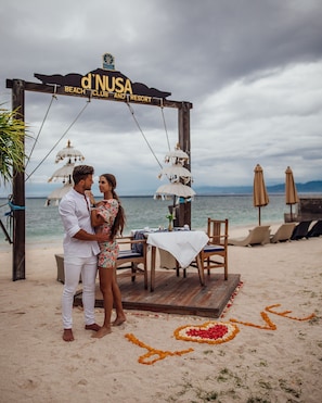 Breakfast, lunch and dinner served  - d’Nusa Beach Club and Resort (Lembongan Island)
