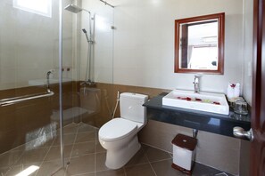 Ducha, artículos de tocador gratuitos, secador de pelo, pantuflas