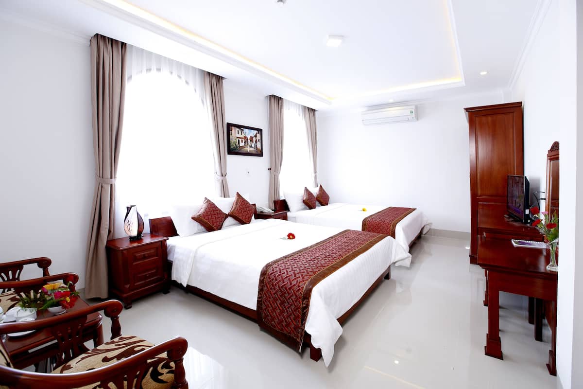 Suite | Minibar, desk, rollaway beds (surcharge), WiFi (free)