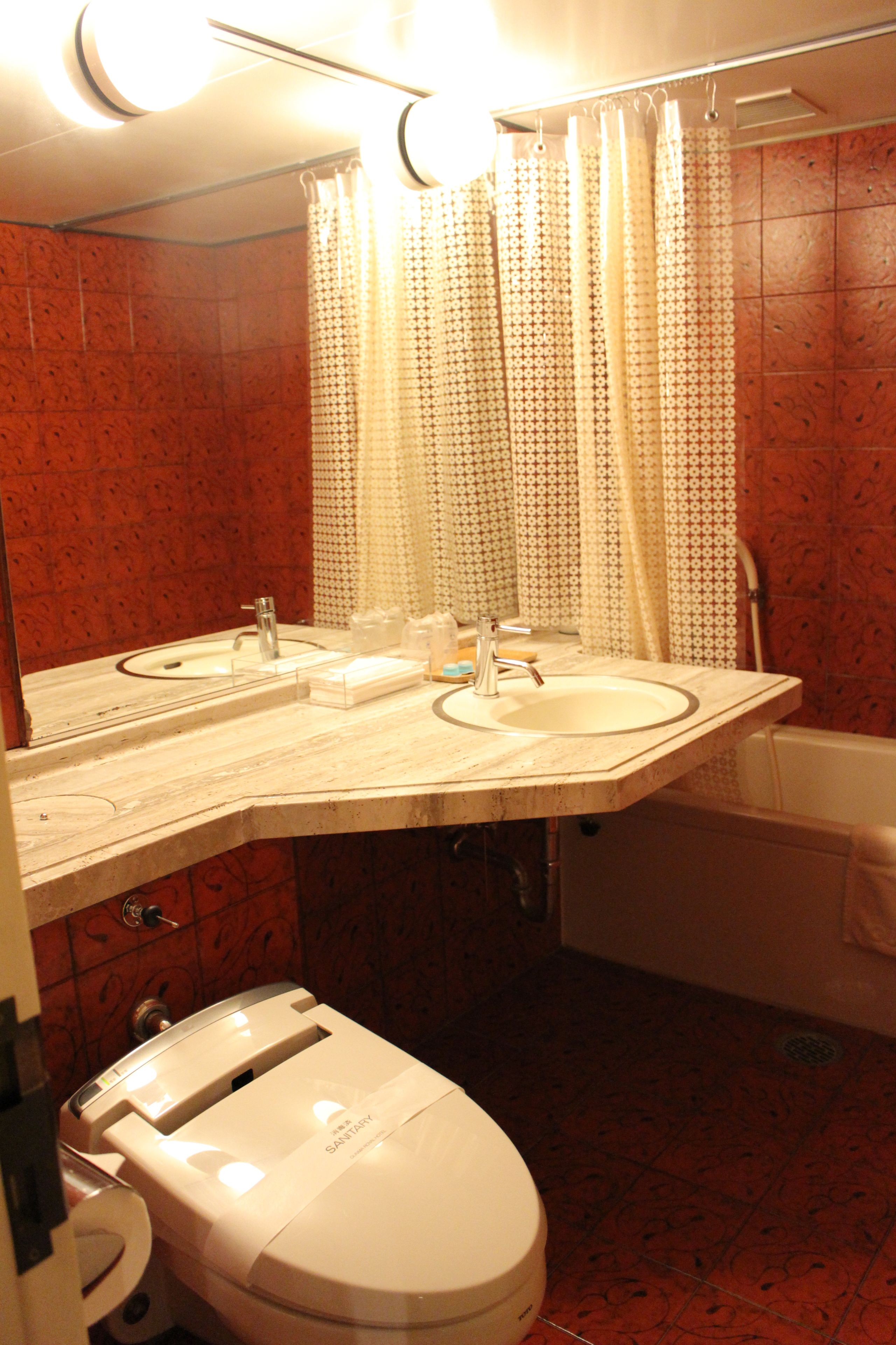 Un baño con dos lavamanos, un inodoro y una bañera.