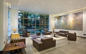 Área de estar no saguão