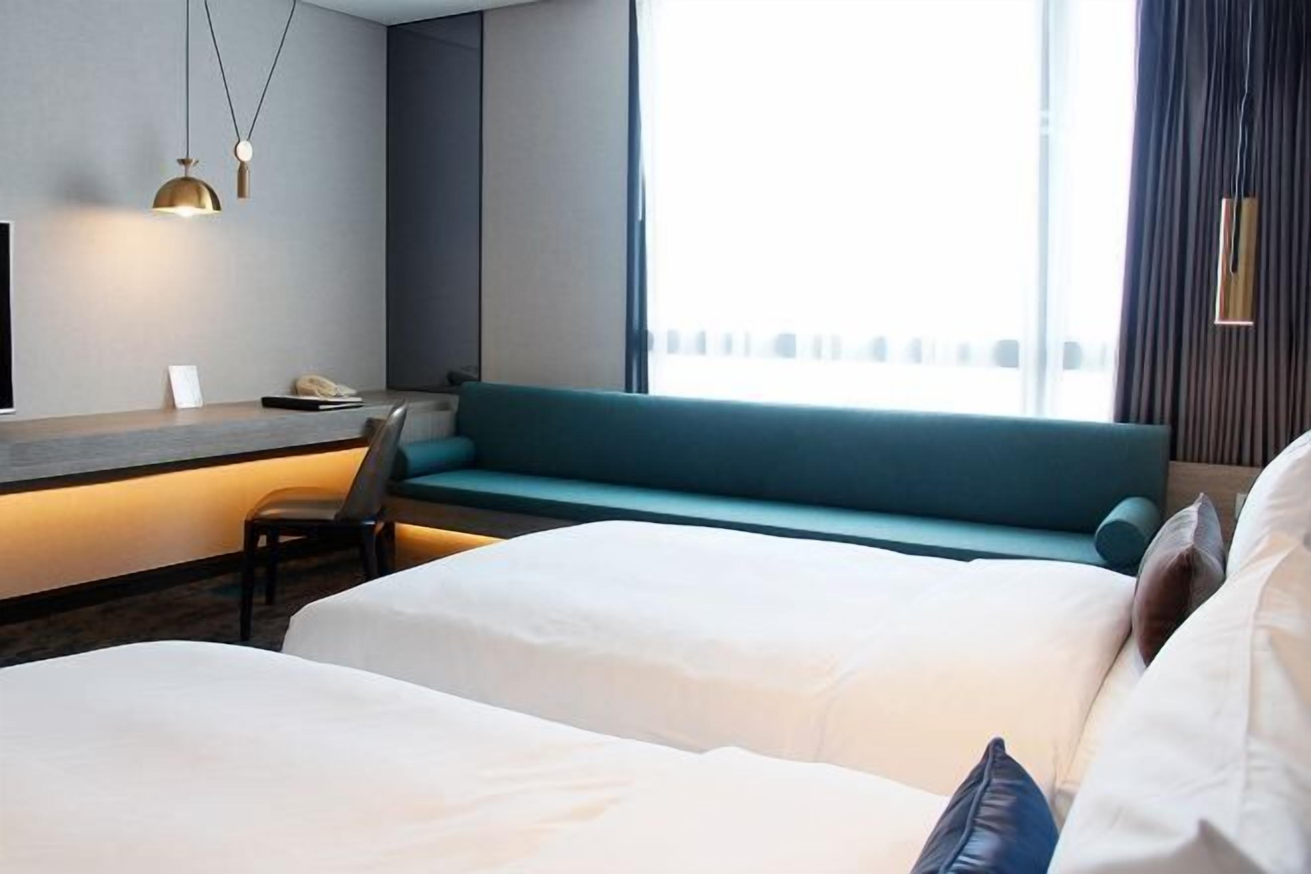 Desk, soundproofing, free WiFi, bed sheets